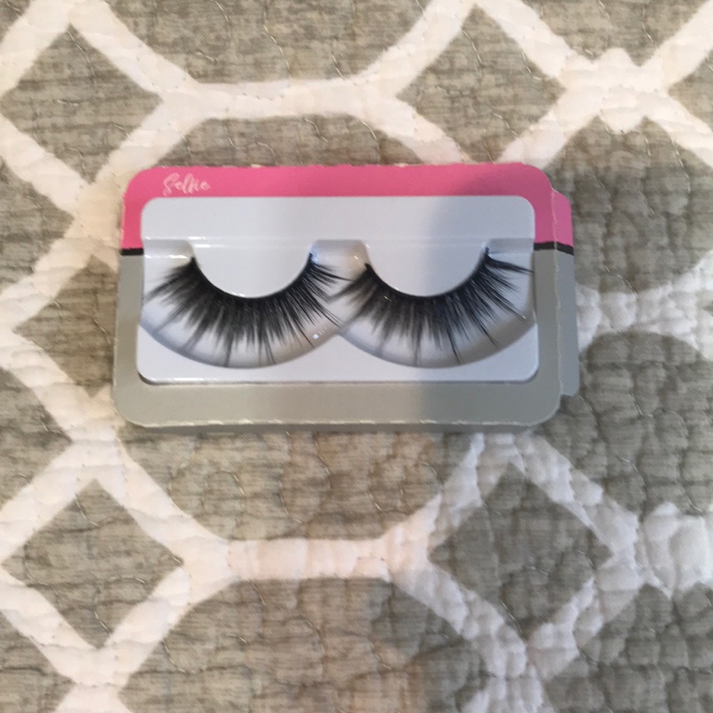 False eyelashes